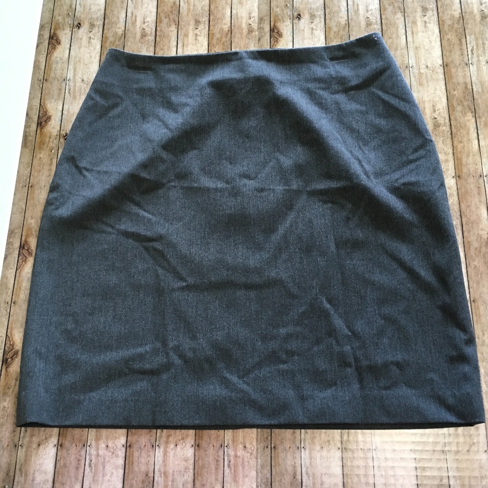 The Limited grey pencil dress skirt in size 8 EUC